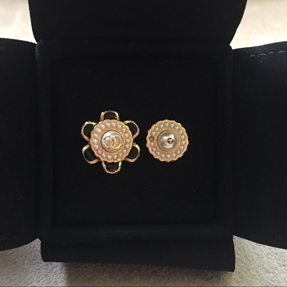 Authentic Chanel Flower pearl open ring with logo